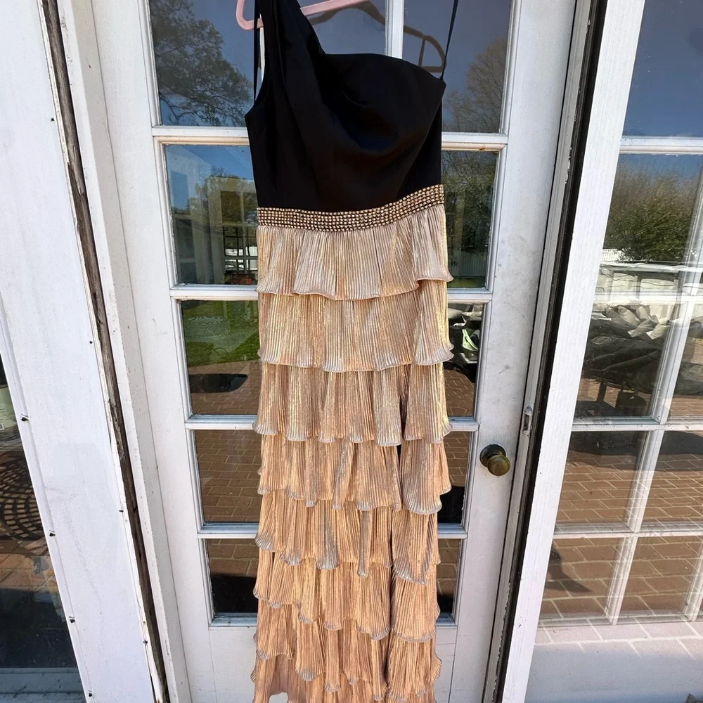 Ieena for Mac Duggal size 6. Worn once. - Picture 8 of 12